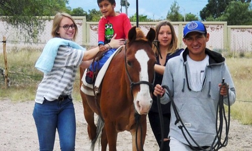 Laura lanceert hippotherapie in Ayacucho